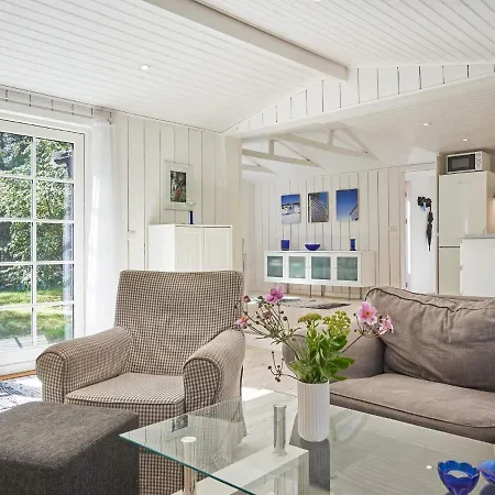 5 Person In Aakirkeby *