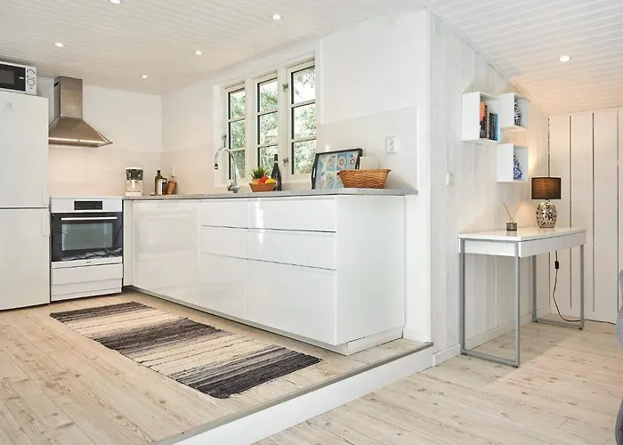 5 Person In Aakirkeby *