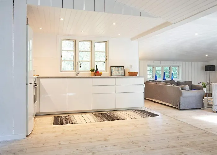 5 Person In Aakirkeby *